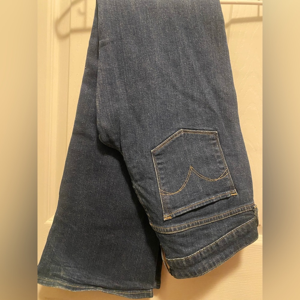 Levi jeans size 28